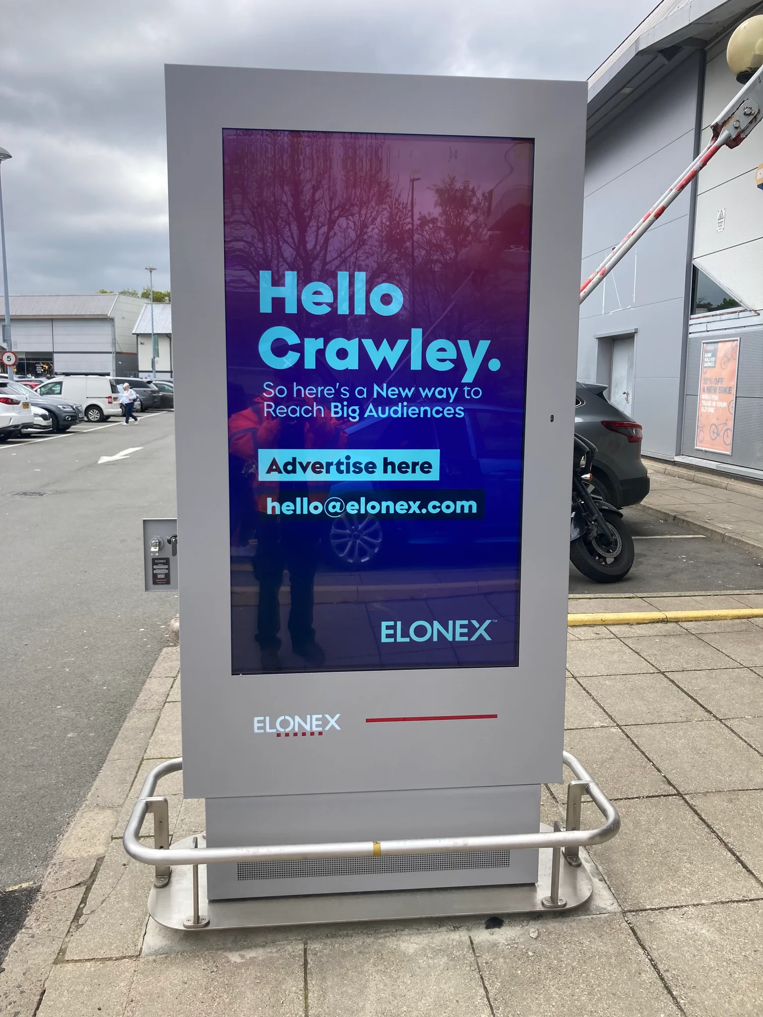 County Oak Retail Park - Crawley - Halfords