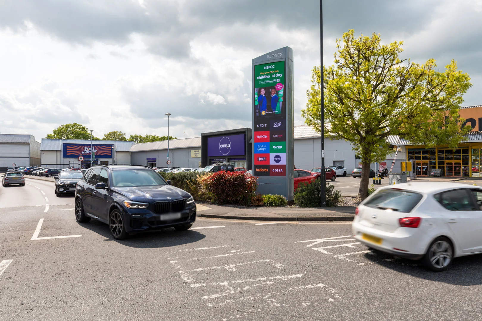 County Oak Retail Park - Crawley - Entrance Totem